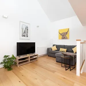  Apartment Modern 3-storey 3-bedroom