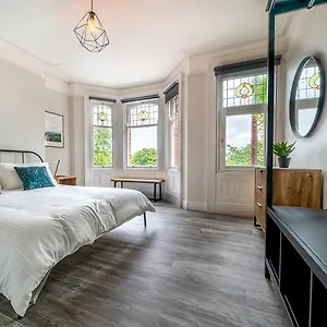 https://pass-the-keys-beautiful-4br-restored-red-brick-cafes-and-park.belfasthotelsireland.com